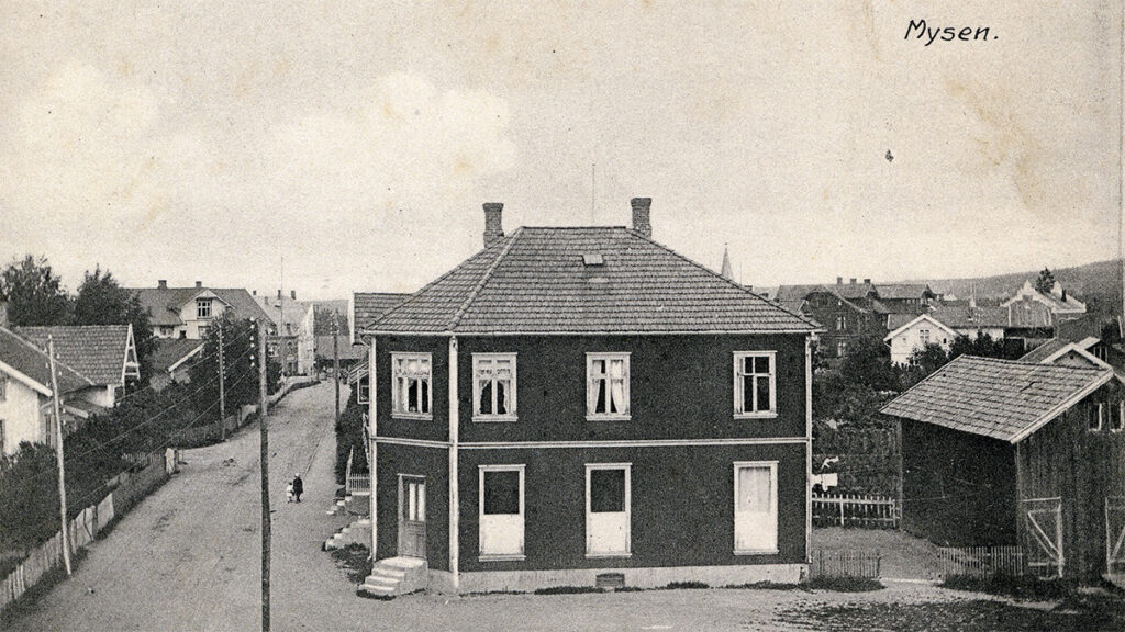 Vår historie - C W Korterud, Mysen. Torvet 1 i Mysen slik bygget så ut før 1915.